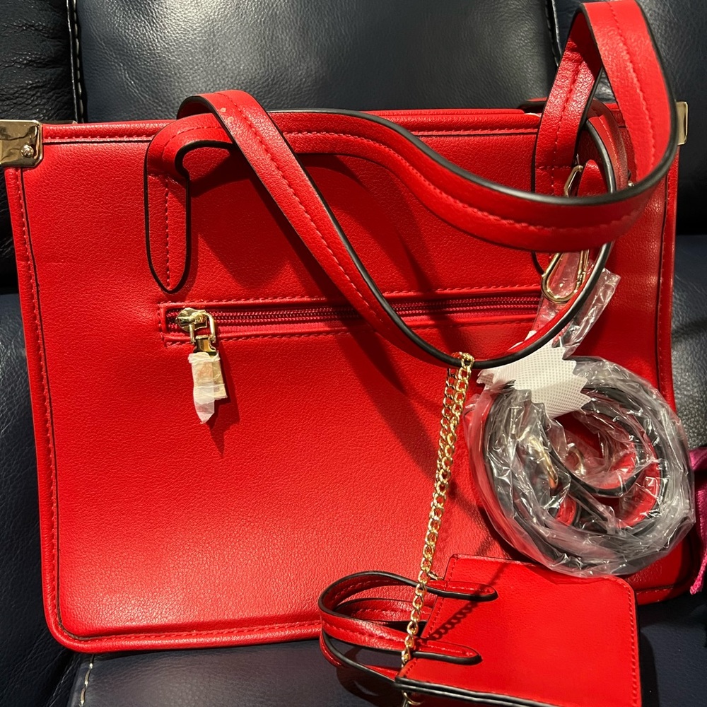 New handbag no brand to identify but nice looking bag!